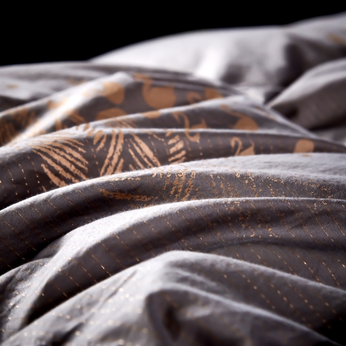 91家纺网 家纺一手货源 找家纺 抗日家纺 专版新品羽绒被壳 高密银丝苏绣提花工艺款羽绒被 千禧之约 灰金