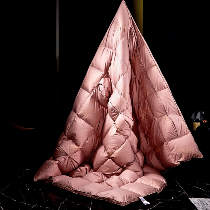 91家纺网 家纺一手货源 找家纺 抗日家纺 专版新品羽绒被壳 高密银丝苏绣提花工艺款羽绒被 千禧之约 藕粉