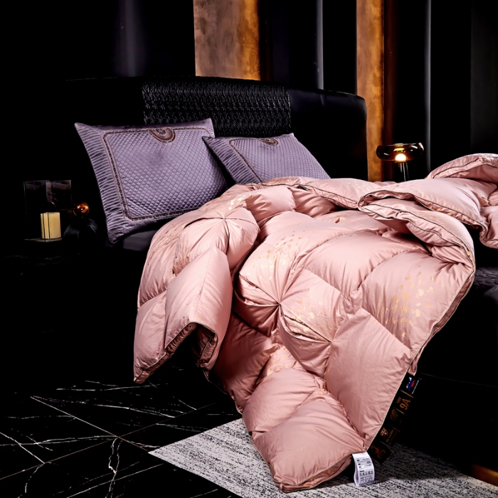 91家纺网 家纺一手货源 找家纺 抗日家纺 专版新品羽绒被壳 高密银丝苏绣提花工艺款羽绒被 千禧之约 藕粉