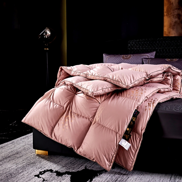91家纺网 家纺一手货源 找家纺 抗日家纺 专版新品羽绒被壳 高密银丝苏绣提花工艺款羽绒被 千禧之约 藕粉
