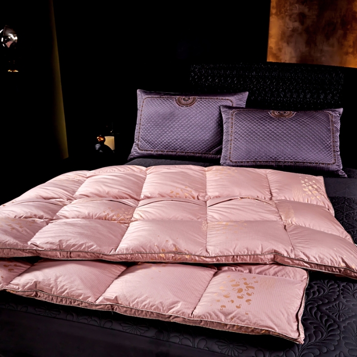 91家纺网 家纺一手货源 找家纺 抗日家纺 专版新品羽绒被壳 高密银丝苏绣提花工艺款羽绒被 千禧之约 藕粉