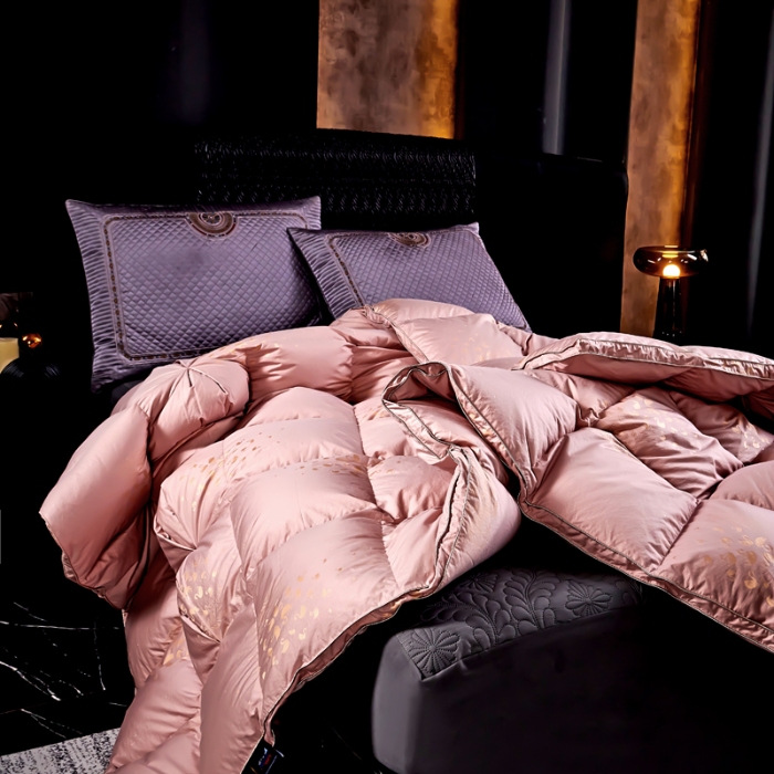 91家纺网 家纺一手货源 找家纺 抗日家纺 专版新品羽绒被壳 高密银丝苏绣提花工艺款羽绒被 千禧之约 藕粉