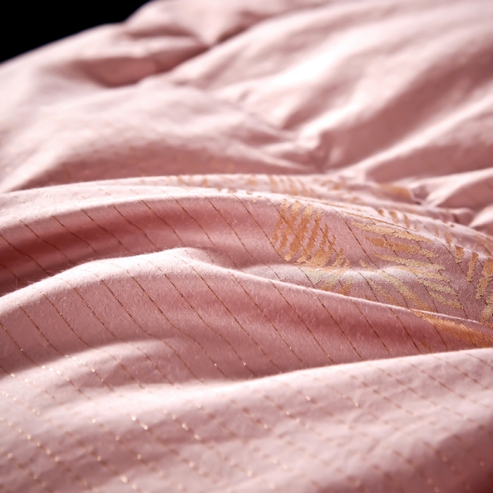 91家纺网 家纺一手货源 找家纺 抗日家纺 专版新品羽绒被壳 高密银丝苏绣提花工艺款羽绒被 千禧之约 藕粉