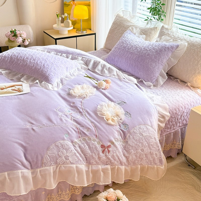 91家纺网 家纺一手货源 找家纺 苏米娜2025秋冬新款230g11斤重立体花朵全消光牛奶绒床盖四件套加厚婴儿绒法莱绒床裙款床盖款四件套 梦幻花园--梦幻紫