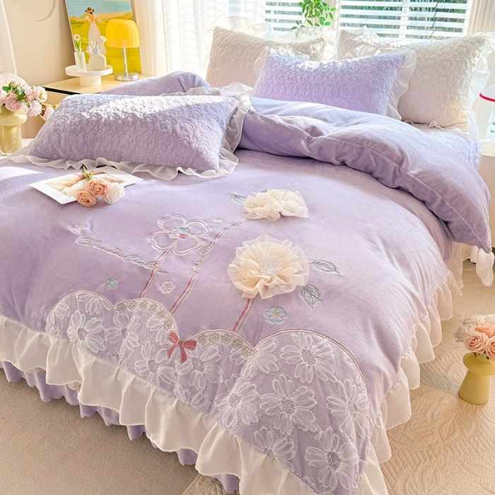 91家纺网 家纺一手货源 找家纺 苏米娜2025秋冬新款230g11斤重立体花朵全消光牛奶绒床盖四件套加厚婴儿绒法莱绒床裙款床盖款四件套 梦幻花园--梦幻紫