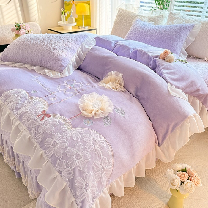 91家纺网 家纺一手货源 找家纺 苏米娜2025秋冬新款230g11斤重立体花朵全消光牛奶绒床盖四件套加厚婴儿绒法莱绒床裙款床盖款四件套 梦幻花园--梦幻紫