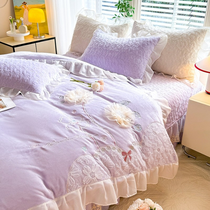 91家纺网 家纺一手货源 找家纺 苏米娜2025秋冬新款230g11斤重立体花朵全消光牛奶绒床盖四件套加厚婴儿绒法莱绒床裙款床盖款四件套 梦幻花园--梦幻紫