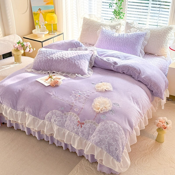 91家纺网 家纺一手货源 找家纺 苏米娜2025秋冬新款230g11斤重立体花朵全消光牛奶绒床盖四件套加厚婴儿绒法莱绒床裙款床盖款四件套 梦幻花园--梦幻紫