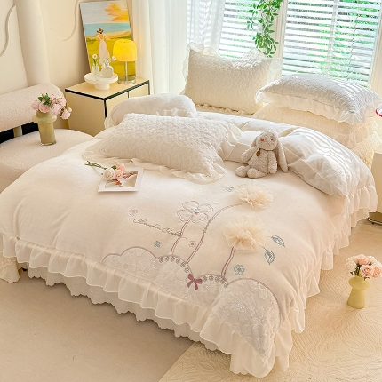 苏米娜2025秋冬新款230g11斤重立体花朵全消光牛奶绒床盖四件套加厚婴儿绒法莱绒床裙款床盖款四件套   梦幻花园—奶昔白