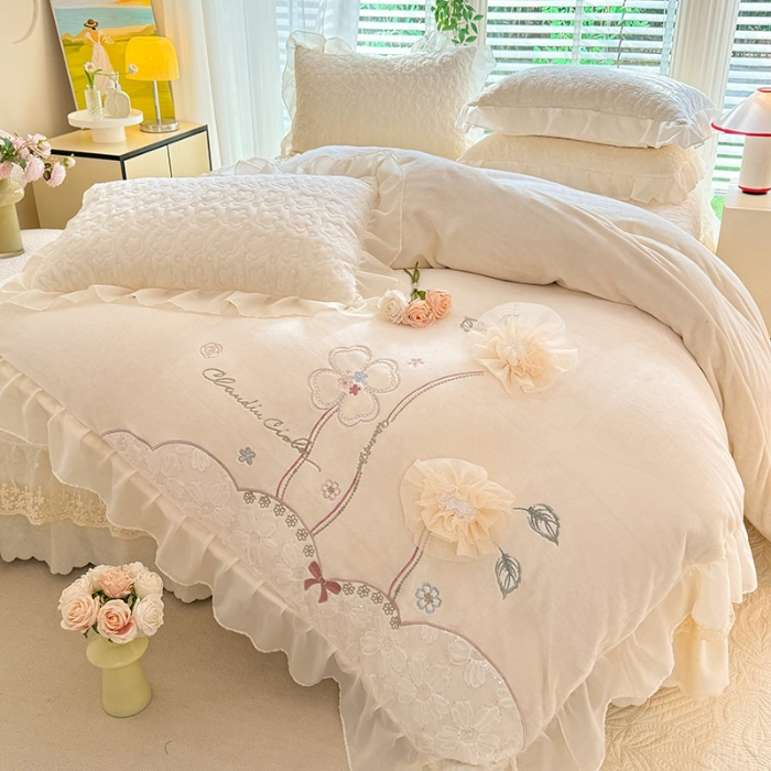91家纺网 家纺一手货源 找家纺 苏米娜2025秋冬新款230g11斤重立体花朵全消光牛奶绒床盖四件套加厚婴儿绒法莱绒床裙款床盖款四件套   梦幻花园—奶昔白