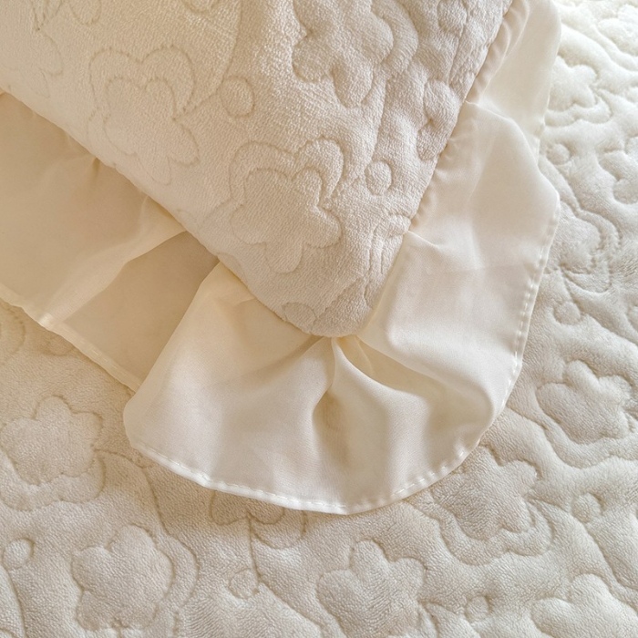 91家纺网 家纺一手货源 找家纺 苏米娜2025秋冬新款230g11斤重立体花朵全消光牛奶绒床盖四件套加厚婴儿绒法莱绒床裙款床盖款四件套   梦幻花园—奶昔白
