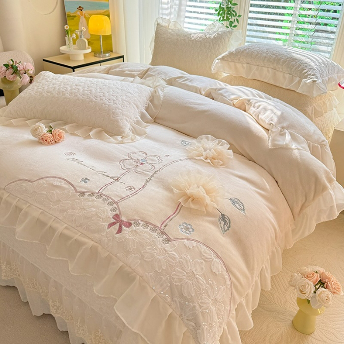 91家纺网 家纺一手货源 找家纺 苏米娜2025秋冬新款230g11斤重立体花朵全消光牛奶绒床盖四件套加厚婴儿绒法莱绒床裙款床盖款四件套   梦幻花园—奶昔白