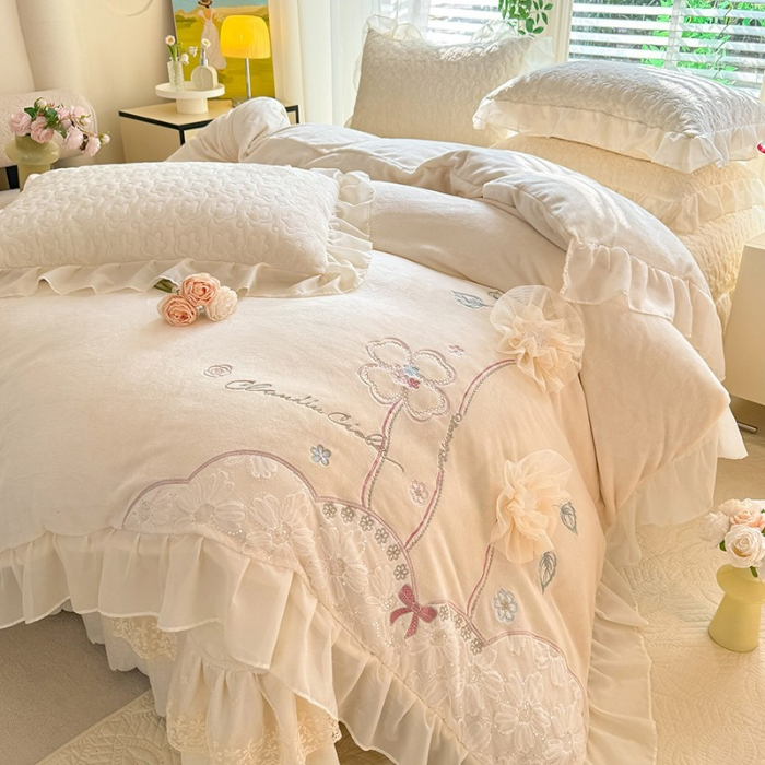 91家纺网 家纺一手货源 找家纺 苏米娜2025秋冬新款230g11斤重立体花朵全消光牛奶绒床盖四件套加厚婴儿绒法莱绒床裙款床盖款四件套   梦幻花园—奶昔白
