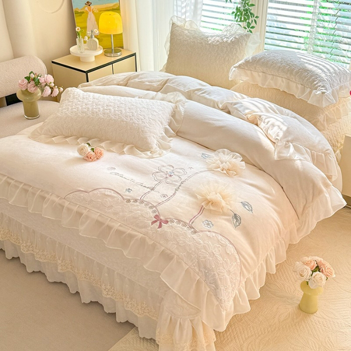 91家纺网 家纺一手货源 找家纺 苏米娜2025秋冬新款230g11斤重立体花朵全消光牛奶绒床盖四件套加厚婴儿绒法莱绒床裙款床盖款四件套   梦幻花园—奶昔白