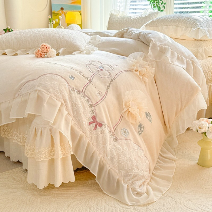 91家纺网 家纺一手货源 找家纺 苏米娜2025秋冬新款230g11斤重立体花朵全消光牛奶绒床盖四件套加厚婴儿绒法莱绒床裙款床盖款四件套   梦幻花园—奶昔白
