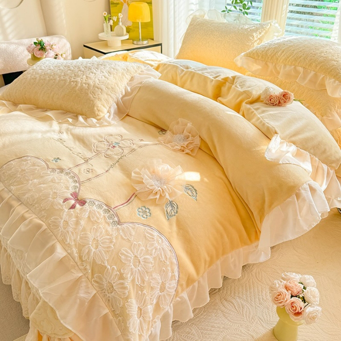 91家纺网 家纺一手货源 找家纺 苏米娜2025秋冬新款230g11斤重立体花朵全消光牛奶绒床盖四件套加厚婴儿绒法莱绒床裙款床盖款四件套   梦幻花园—嫩黄