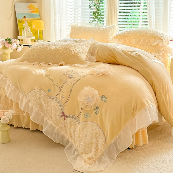 91家纺网 家纺一手货源 找家纺 苏米娜2025秋冬新款230g11斤重立体花朵全消光牛奶绒床盖四件套加厚婴儿绒法莱绒床裙款床盖款四件套   梦幻花园—嫩黄