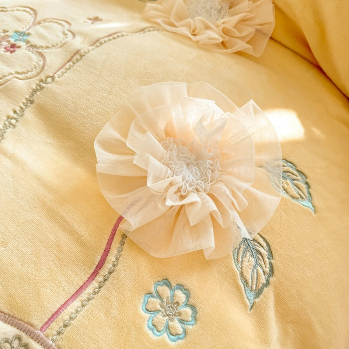 91家纺网 家纺一手货源 找家纺 苏米娜2025秋冬新款230g11斤重立体花朵全消光牛奶绒床盖四件套加厚婴儿绒法莱绒床裙款床盖款四件套   梦幻花园—嫩黄