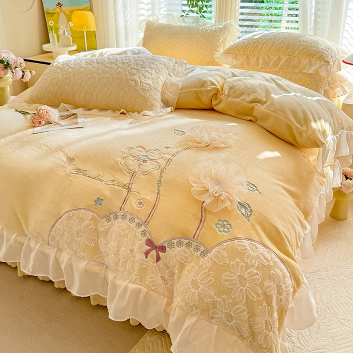 91家纺网 家纺一手货源 找家纺 苏米娜2025秋冬新款230g11斤重立体花朵全消光牛奶绒床盖四件套加厚婴儿绒法莱绒床裙款床盖款四件套   梦幻花园—嫩黄