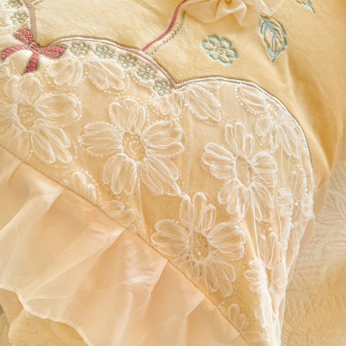 91家纺网 家纺一手货源 找家纺 苏米娜2025秋冬新款230g11斤重立体花朵全消光牛奶绒床盖四件套加厚婴儿绒法莱绒床裙款床盖款四件套   梦幻花园—嫩黄