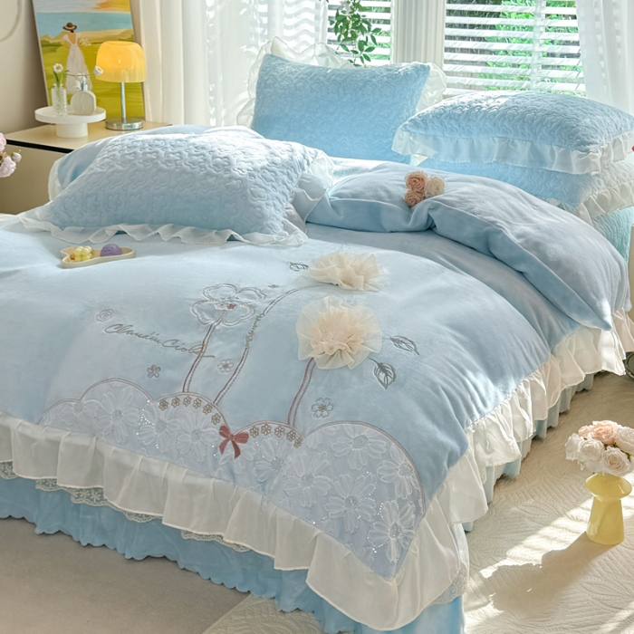 91家纺网 家纺一手货源 找家纺 苏米娜2025秋冬新款230g11斤重立体花朵全消光牛奶绒床盖四件套加厚婴儿绒法莱绒床裙款床盖款四件套  梦幻花园—樱花粉