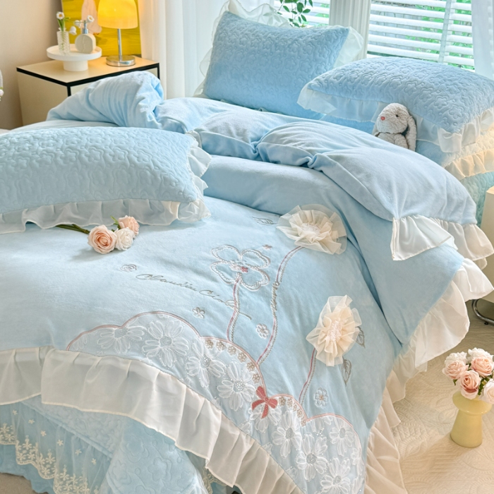 91家纺网 家纺一手货源 找家纺 苏米娜2025秋冬新款230g11斤重立体花朵全消光牛奶绒床盖四件套加厚婴儿绒法莱绒床裙款床盖款四件套  梦幻花园—樱花粉