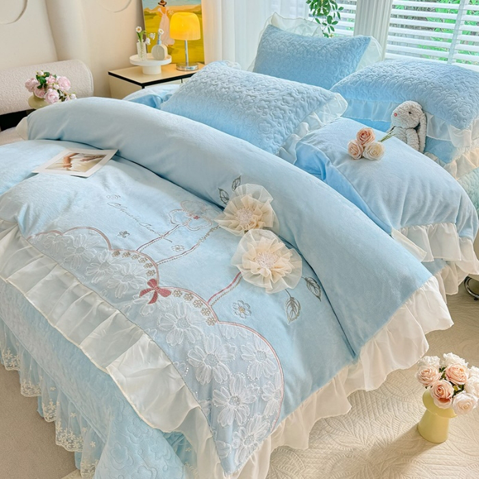 91家纺网 家纺一手货源 找家纺 苏米娜2025秋冬新款230g11斤重立体花朵全消光牛奶绒床盖四件套加厚婴儿绒法莱绒床裙款床盖款四件套  梦幻花园—樱花粉