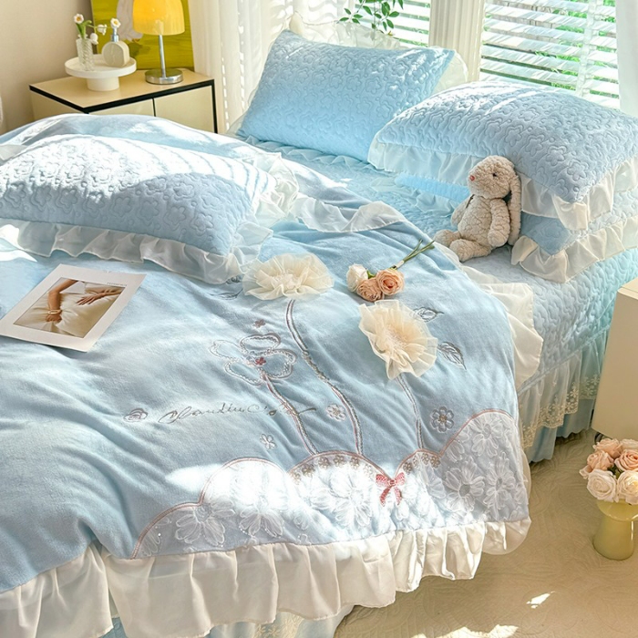 91家纺网 家纺一手货源 找家纺 苏米娜2025秋冬新款230g11斤重立体花朵全消光牛奶绒床盖四件套加厚婴儿绒法莱绒床裙款床盖款四件套  梦幻花园—樱花粉