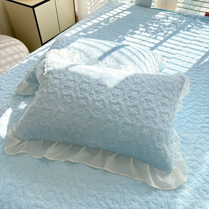 91家纺网 家纺一手货源 找家纺 苏米娜2025秋冬新款230g11斤重立体花朵全消光牛奶绒床盖四件套加厚婴儿绒法莱绒床裙款床盖款四件套  梦幻花园—樱花粉