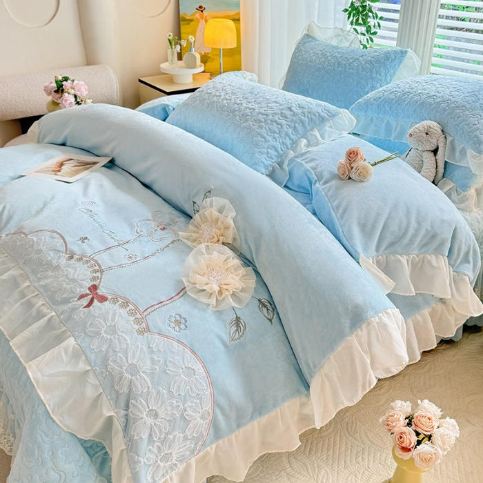 91家纺网 家纺一手货源 找家纺 苏米娜2025秋冬新款230g11斤重立体花朵全消光牛奶绒床盖四件套加厚婴儿绒法莱绒床裙款床盖款四件套  梦幻花园—樱花粉