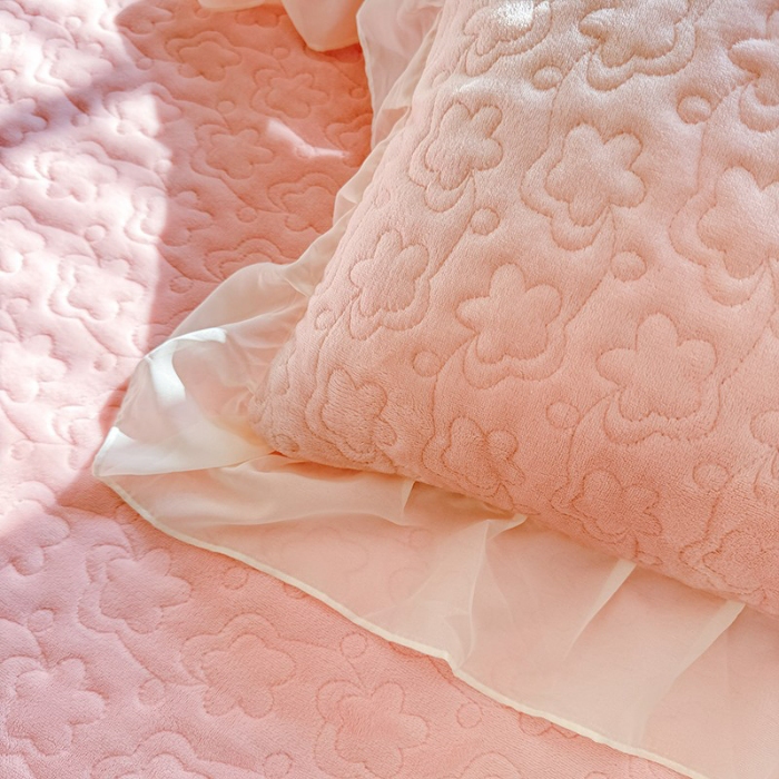 91家纺网 家纺一手货源 找家纺 苏米娜2025秋冬新款230g11斤重立体花朵全消光牛奶绒床盖四件套加厚婴儿绒法莱绒床裙款床盖款四件套  梦幻花园—婴儿蓝