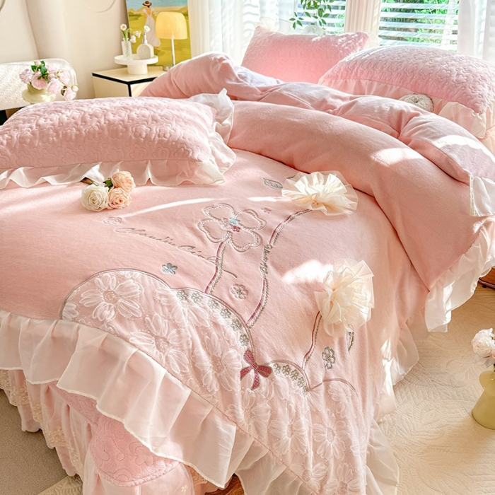 91家纺网 家纺一手货源 找家纺 苏米娜2025秋冬新款230g11斤重立体花朵全消光牛奶绒床盖四件套加厚婴儿绒法莱绒床裙款床盖款四件套  梦幻花园—婴儿蓝