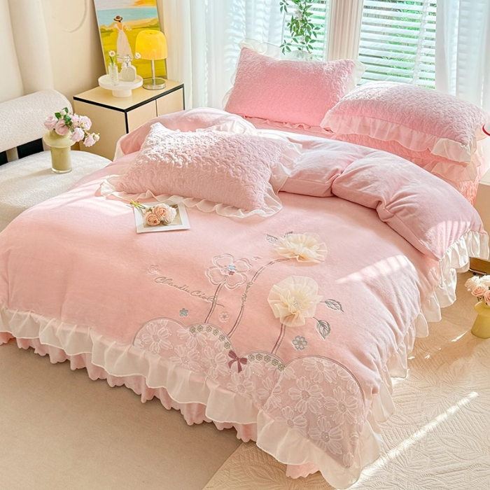 91家纺网 家纺一手货源 找家纺 苏米娜2025秋冬新款230g11斤重立体花朵全消光牛奶绒床盖四件套加厚婴儿绒法莱绒床裙款床盖款四件套  梦幻花园—婴儿蓝