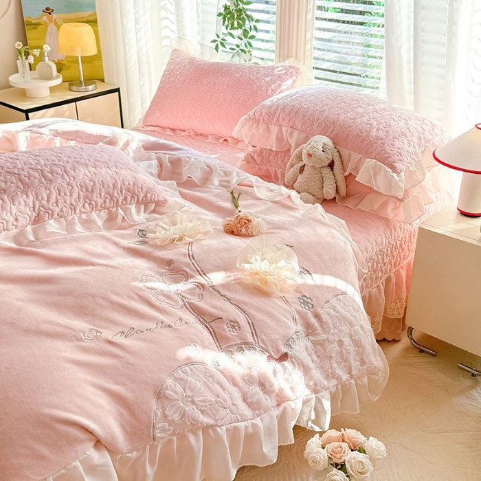 91家纺网 家纺一手货源 找家纺 苏米娜2025秋冬新款230g11斤重立体花朵全消光牛奶绒床盖四件套加厚婴儿绒法莱绒床裙款床盖款四件套  梦幻花园—婴儿蓝