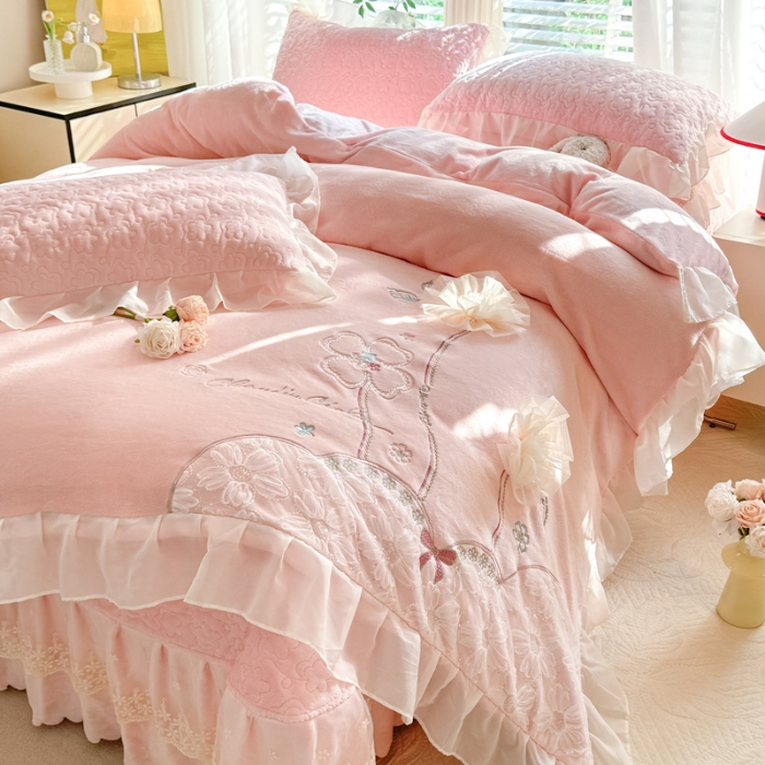 91家纺网 家纺一手货源 找家纺 苏米娜2025秋冬新款230g11斤重立体花朵全消光牛奶绒床盖四件套加厚婴儿绒法莱绒床裙款床盖款四件套  梦幻花园—婴儿蓝