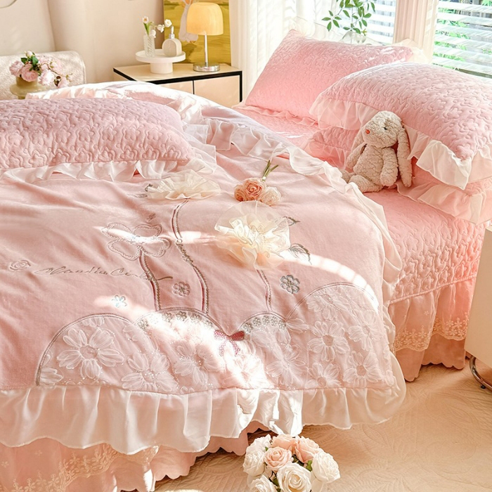 91家纺网 家纺一手货源 找家纺 苏米娜2025秋冬新款230g11斤重立体花朵全消光牛奶绒床盖四件套加厚婴儿绒法莱绒床裙款床盖款四件套  梦幻花园—婴儿蓝