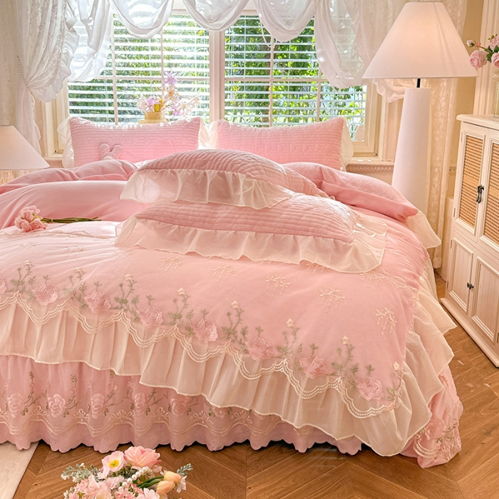 91家纺网 家纺一手货源 找家纺 漫布云2025秋冬新款11斤230g全消光牛奶绒夹棉床盖款四件套纯色蕾丝花边刺绣床裙款床盖 花韵-樱花粉
