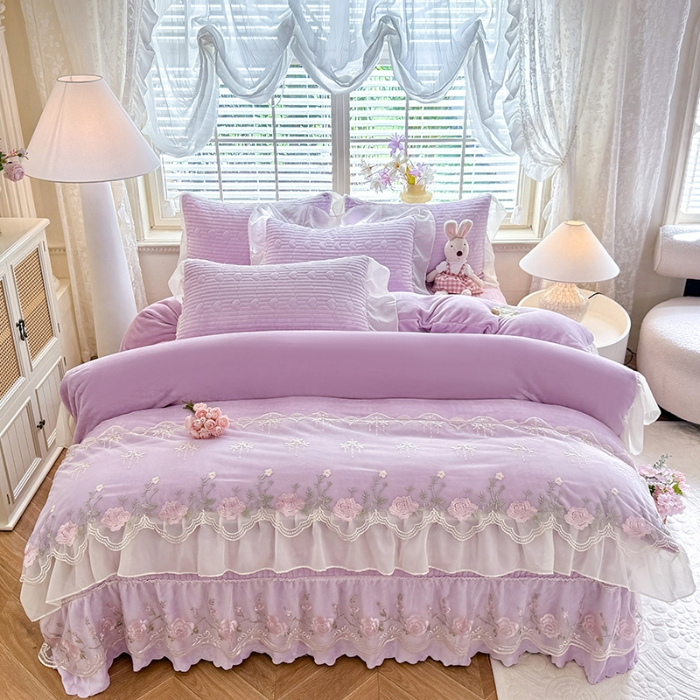 91家纺网 家纺一手货源 找家纺 漫布云2025秋冬新款11斤230g全消光牛奶绒夹棉床盖款四件套纯色蕾丝花边刺绣床裙款床盖  花韵-梦幻紫  