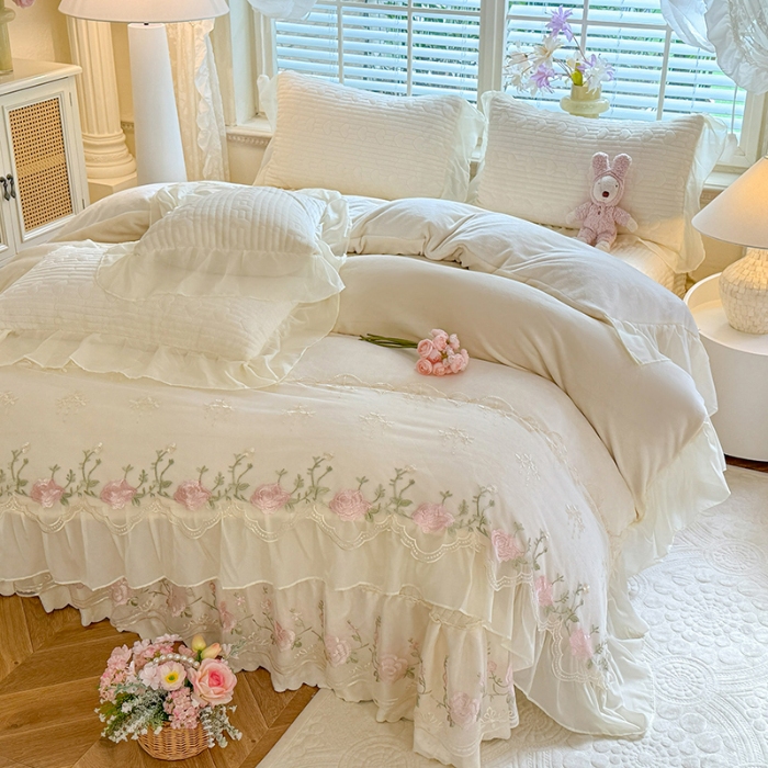 91家纺网 家纺一手货源 找家纺 漫布云2025秋冬新款11斤230g全消光牛奶绒夹棉床盖款四件套纯色蕾丝花边刺绣床裙款床盖 花韵-奶昔白 