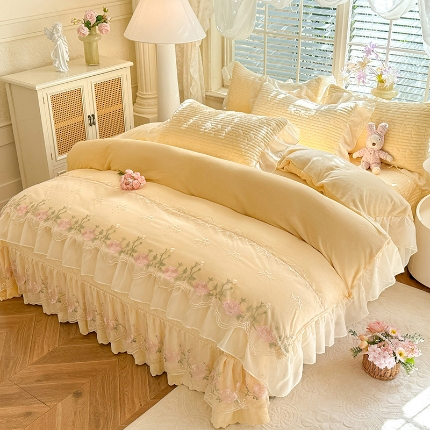 漫布云2025秋冬新款11斤230g全消光牛奶绒夹棉床盖款四件套纯色蕾丝花边刺绣床裙款床盖 花韵-嫩黄 