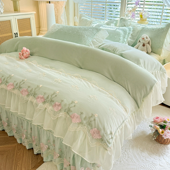 91家纺网 家纺一手货源 找家纺 漫布云2025秋冬新款11斤230g全消光牛奶绒夹棉床盖款四件套纯色蕾丝花边刺绣床裙款床盖 花韵-新芽绿 