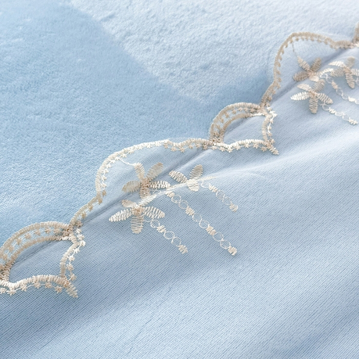 91家纺网 家纺一手货源 找家纺 漫布云2025秋冬新款11斤230g全消光牛奶绒夹棉床盖款四件套纯色蕾丝花边刺绣床裙款床盖 花韵-婴儿蓝