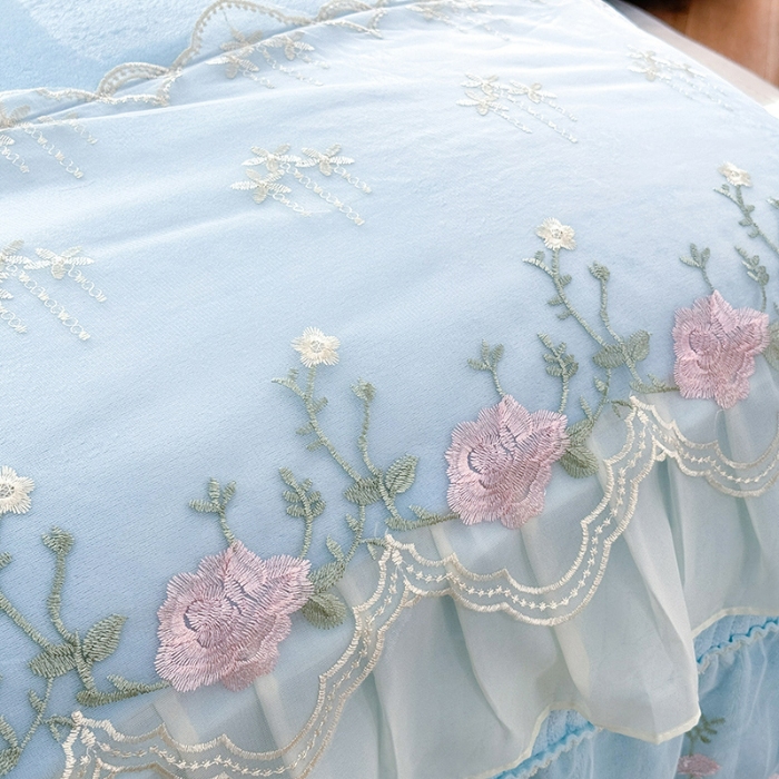 91家纺网 家纺一手货源 找家纺 漫布云2025秋冬新款11斤230g全消光牛奶绒夹棉床盖款四件套纯色蕾丝花边刺绣床裙款床盖 花韵-婴儿蓝