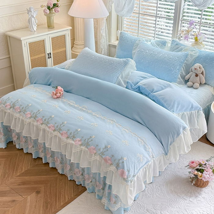 91家纺网 家纺一手货源 找家纺 漫布云2025秋冬新款11斤230g全消光牛奶绒夹棉床盖款四件套纯色蕾丝花边刺绣床裙款床盖 花韵-婴儿蓝