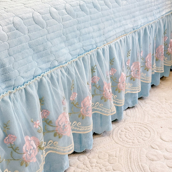 91家纺网 家纺一手货源 找家纺 漫布云2025秋冬新款11斤230g全消光牛奶绒夹棉床盖款四件套纯色蕾丝花边刺绣床裙款床盖 花韵-婴儿蓝