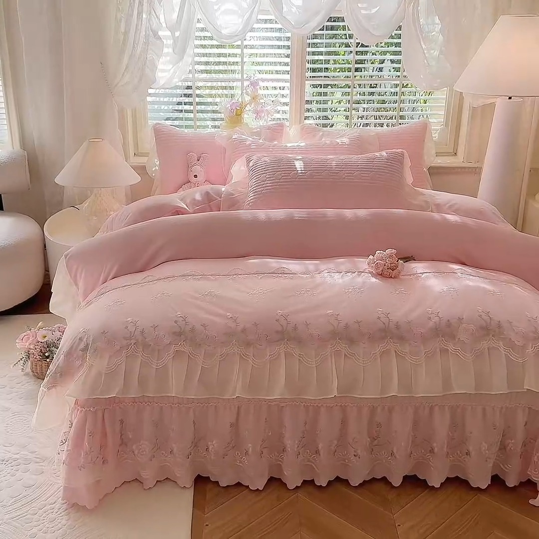 91家纺网 家纺一手货源 找家纺 漫布云2025秋冬新款11斤230g全消光牛奶绒夹棉床盖款四件套纯色蕾丝花边刺绣床裙款床盖 花韵-樱花粉