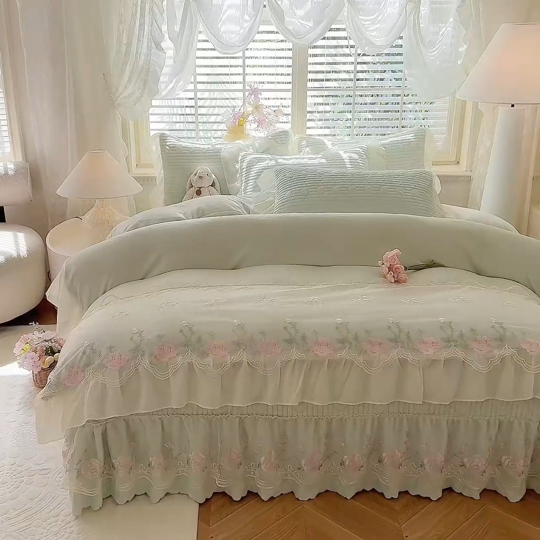 91家纺网 家纺一手货源 找家纺 漫布云2025秋冬新款11斤230g全消光牛奶绒夹棉床盖款四件套纯色蕾丝花边刺绣床裙款床盖 花韵-新芽绿 