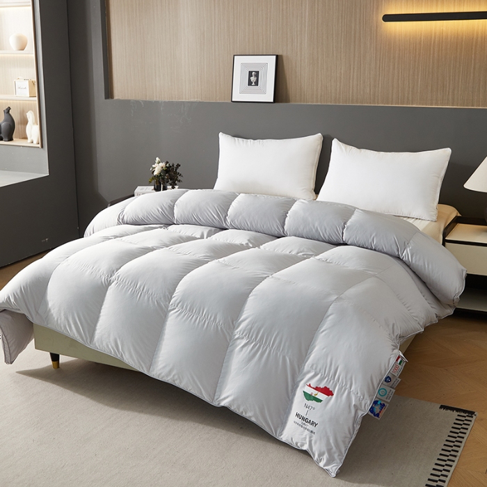 91家纺网 家纺一手货源 找家纺 抗日家纺 新款奢华纯色真丝缎单层防绒羽绒被壳 一件起批 天空灰