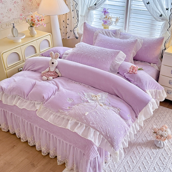 91家纺网 家纺一手货源 找家纺 漫布云2026秋冬新款11斤230g全消光牛奶绒夹棉床盖款四件套纯色蕾丝花边刺绣床裙款床盖 蝶恋花-梦幻紫