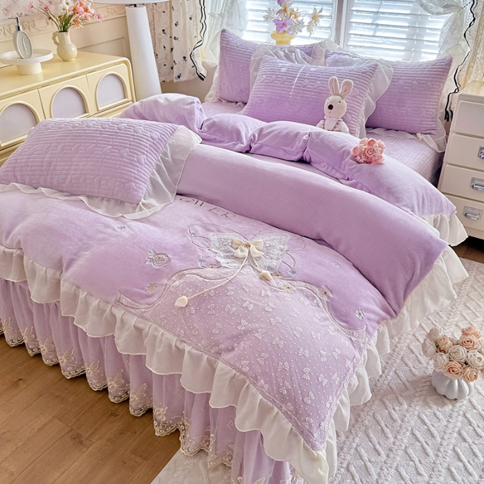91家纺网 家纺一手货源 找家纺 漫布云2026秋冬新款11斤230g全消光牛奶绒夹棉床盖款四件套纯色蕾丝花边刺绣床裙款床盖 蝶恋花-梦幻紫